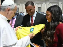 Cafu entrega camisa da Seleção Brasileira para o papa Leão XIV.