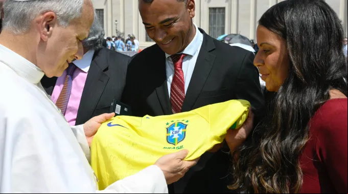 Cafu entrega camisa da Seleção Brasileira para o papa Leão XIV. ?? 