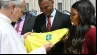 Cafu entrega camisa da Seleção Brasileira para o papa Leão XIV.