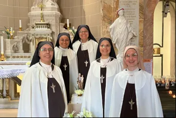 Carmelitas Mensageiras do Espírito Santo na capela do santuário de São Luís e Santa Zélia Martin, em Alençon, França
