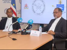 O bispo de Santiago de Cabo Verde, dom Arlindo Furtado, e o bispo de Mindelo, dom Ildo Fortes