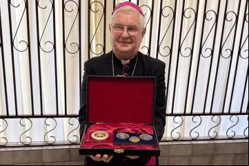Dom Mário Marquez com as relíquias de santa Teresinha do Menino Jesus, são Luís Martin e santa Zélia Guérin