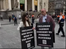 A polícia de Bruxelas, Bélgica, prendeu a ativista pró-vida Lois McLatchie Miller e o defensor da proteção às crianças Chris Elston em 5 de junho por exibirem pacificamente cartazes que defendiam a proteção de crianças contra tratamentos médicos de redesignação sexual.