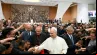 Papa Leão XIV cumprimenta sacerdotes da diocese de Roma hoje (12) na Aula Paulo VI, no Vaticano.