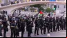 Mobilização da polícia de Los Angeles, EUA, com toque de recolher em vigor na cidade na última terça-feira (10) depois de dias de protestos em resposta às operações federais de imigração que resultaram em confrontos espalhados pelo centro da cidade.